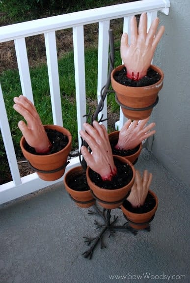 Halloween DIY Zombie planted eyes