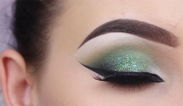 Green eye makeup