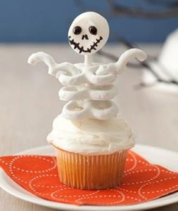 chocolate-coated-pretzel-skeleton-cupcakes